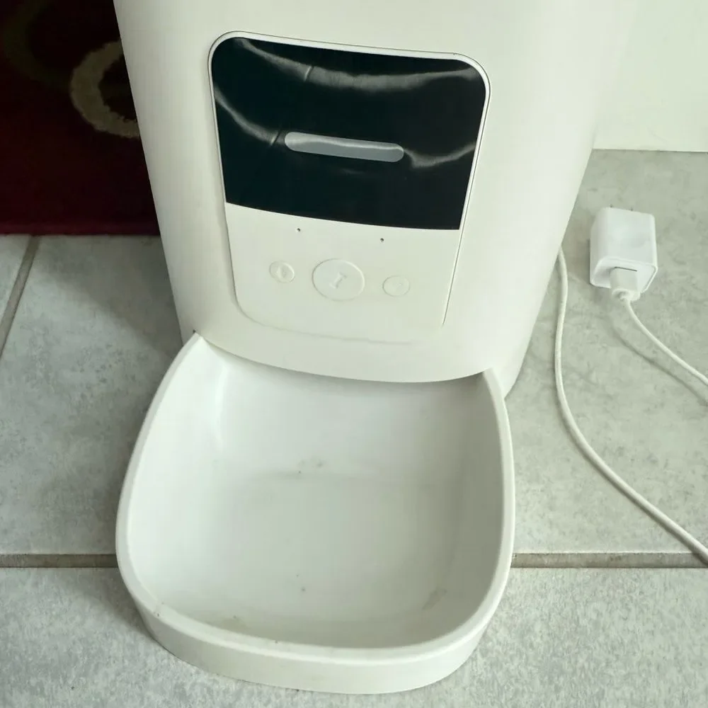 White and‎ Black Dog Feeder with Automatic Dispensing